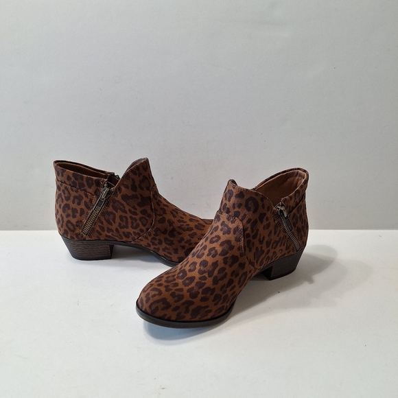 Sun + Stone NEW Faux Suede Abby Leopard Animal Print Academia Ankle Boots 5.5 - Picture 1 of 13
